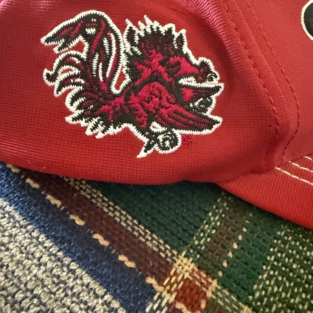 Titleist Burgundy Golf Cap with Gamecocks Embroidered Logo - Picture 2 of 4